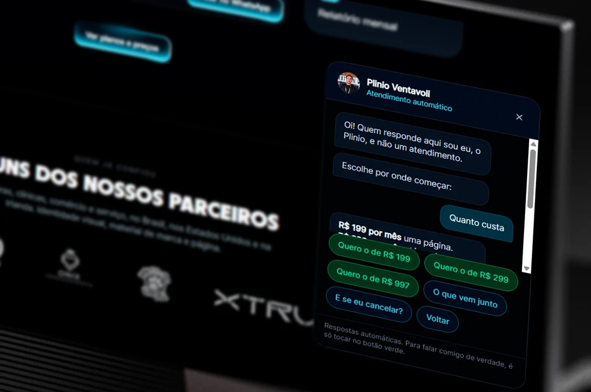 O site aberto no monitor com o atendimento automático respondendo sobre os planos