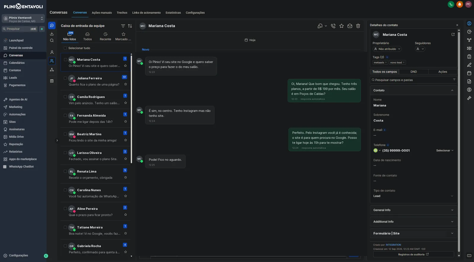 Caixa de entrada do CRM com conversas de WhatsApp e Instagram na mesma lista, uma conversa aberta e a ficha do contato ao lado