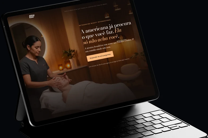Site de um estúdio de beleza aberto no aparelho, pronto para o cliente ver antes de entrar no ar